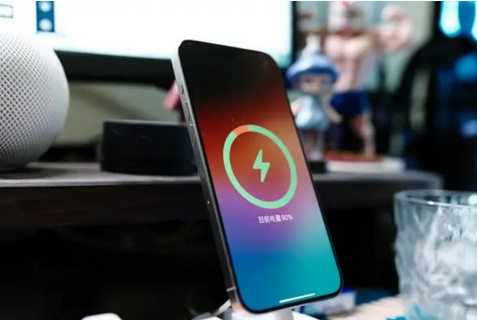 准格尔苹果15换屏服务分享用什么充电器给iPhone15充电更好 